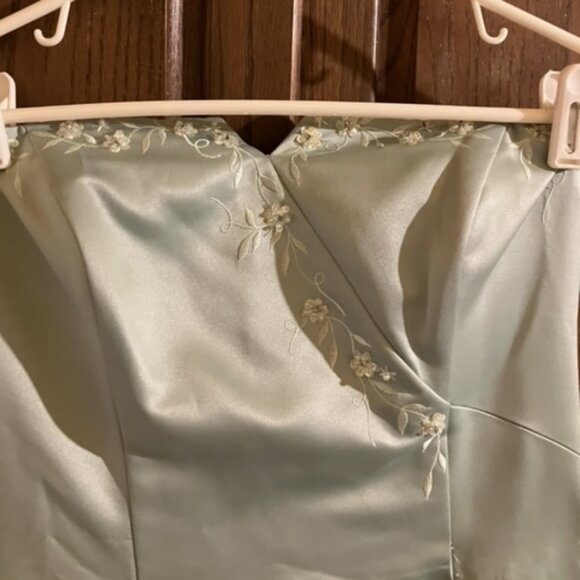 Sage green prom and or bridal gown. My girlfriend wore once for friend's wedding - Picture 1 of 11